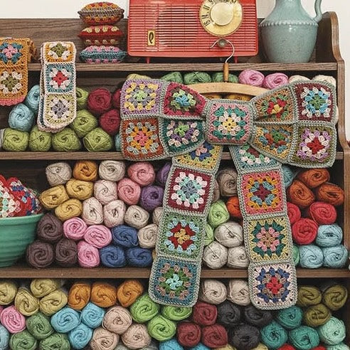 Granny Square Along - Book + 10 Chunky Crochet Threads - Kit