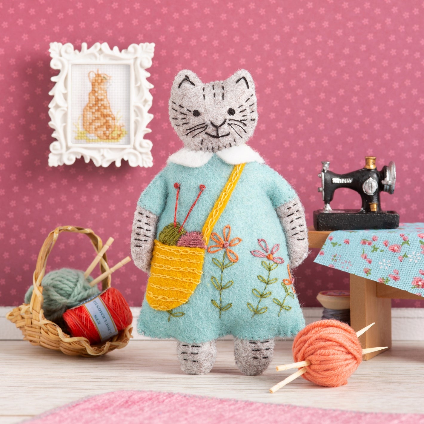 Mrs. Cat Loves Knitting Felt Craft Kit